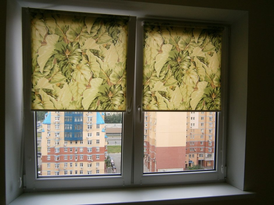 Рулонные шторы на окно с форточкой