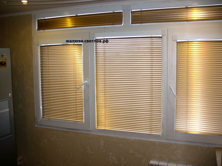 Жалюзи на окна с форточкой