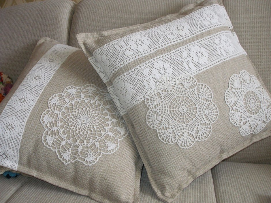 Декоративные подушки с кружевами