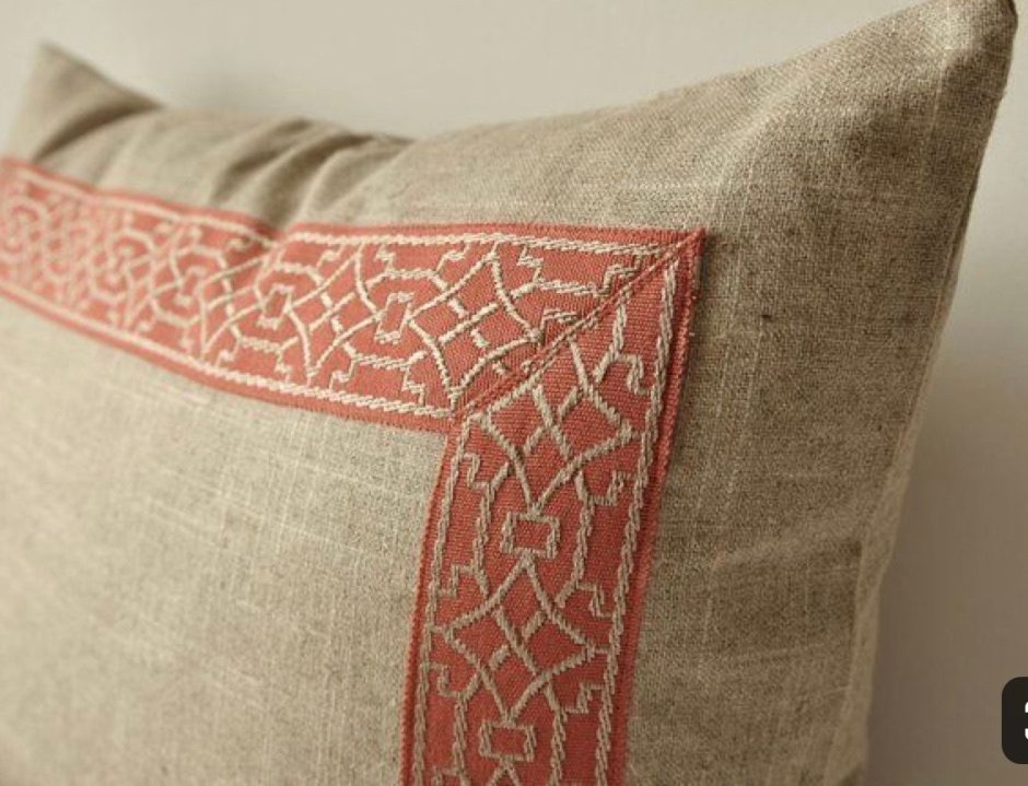 Льняная подушка с кружевом