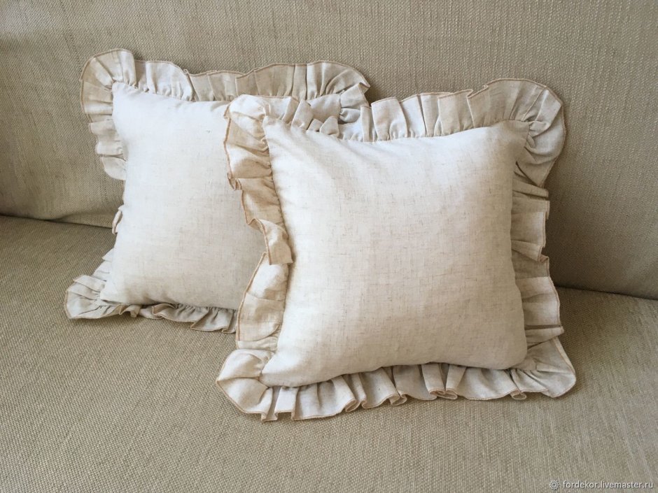 Декоративная подушка с рюшами