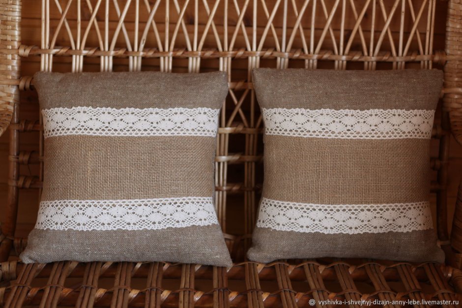 Белая подушка в интерьере