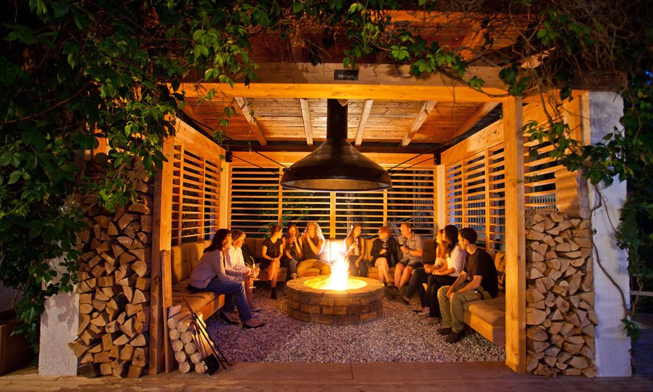 Беседка с очагом в центре