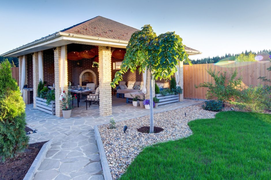 Зона барбекю рядом с беседкой