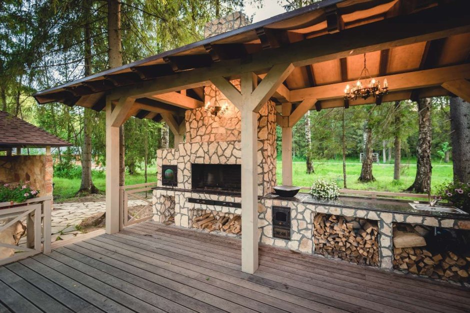 Беседка с мангалом и дровником