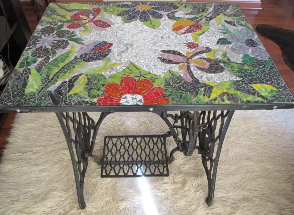 Стол с керамической мозаикой