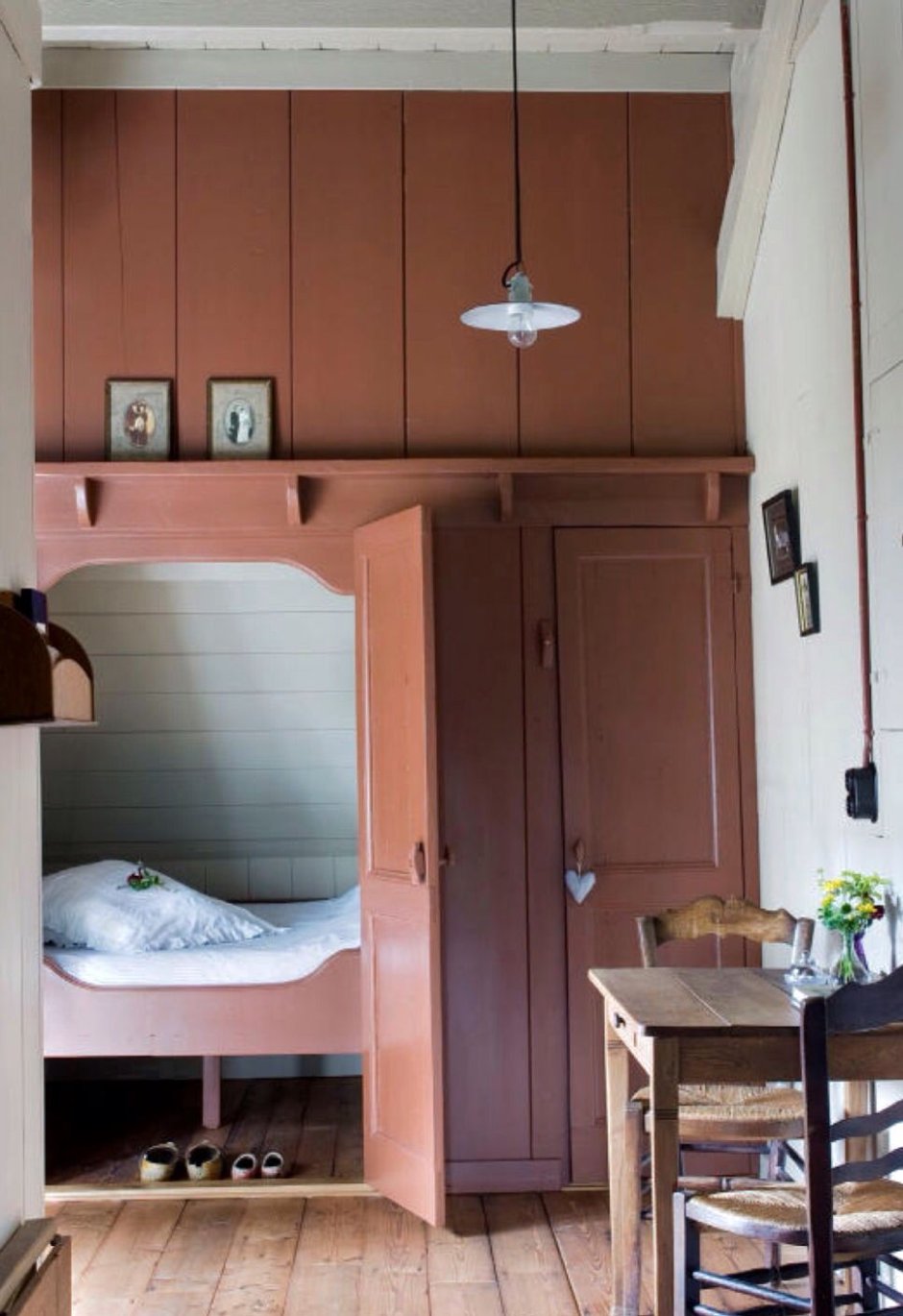 Потайная кровать в маленькой комнате