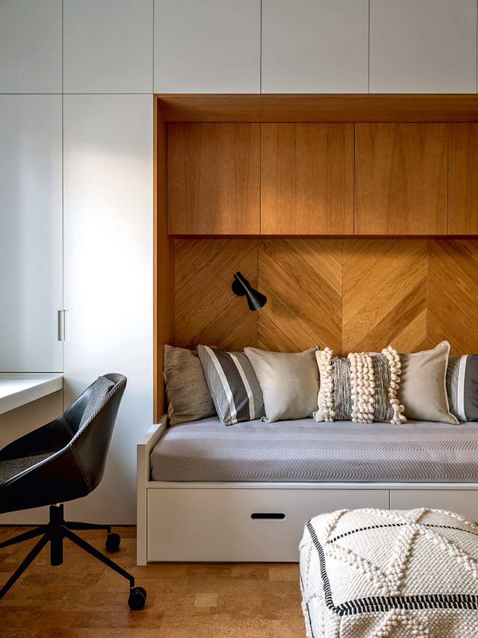 Шкаф над диваном