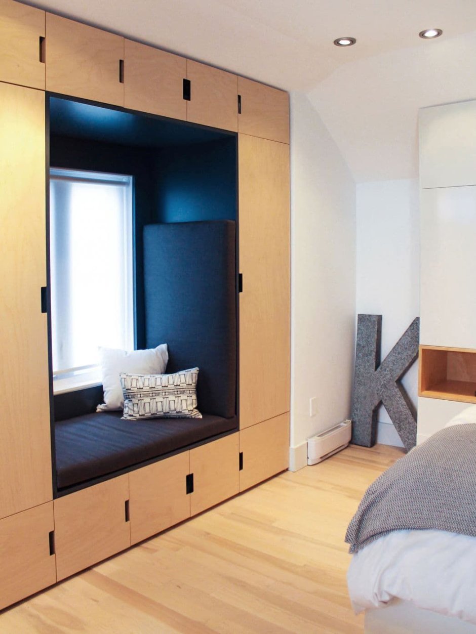 Встроенная кровать у окна