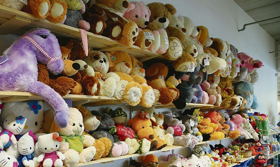 Полки с плюшевыми игрушками