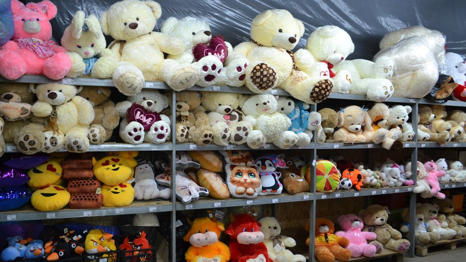 Ассортимент игрушек в магазине мягких