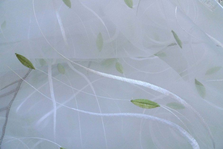 Тюль с зеленой вышивкой