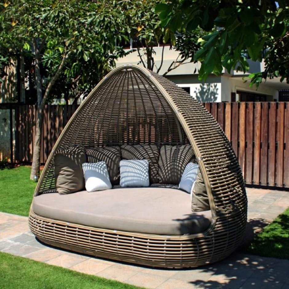 Круглый садовый диван