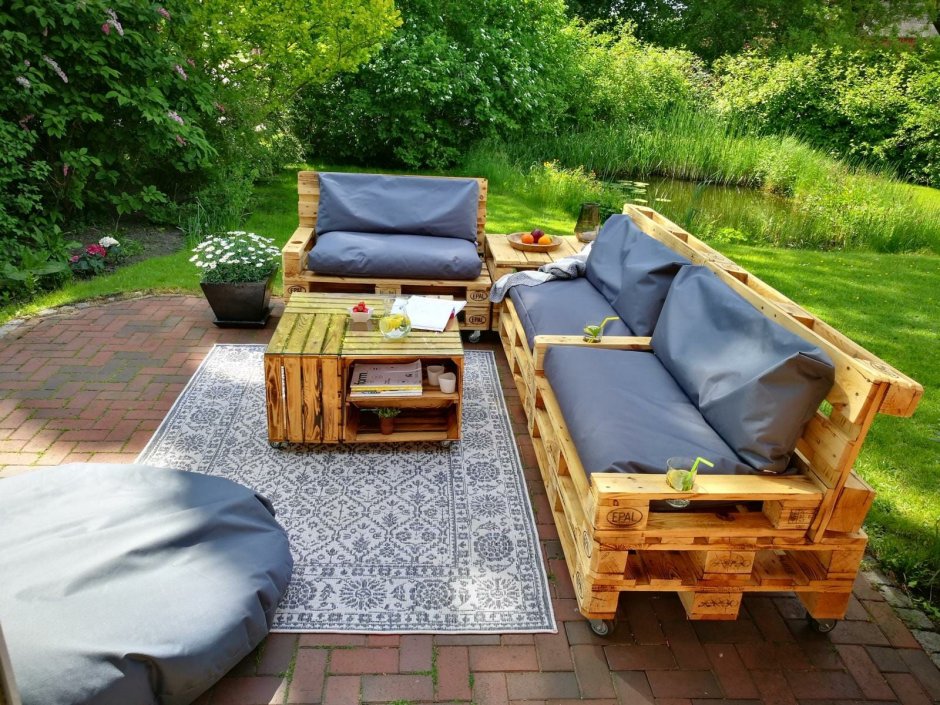 Лежак из поддонов для дачи