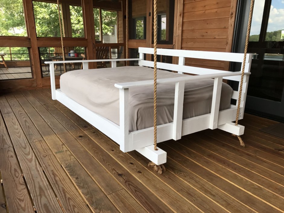 Подвесная кровать на террасе