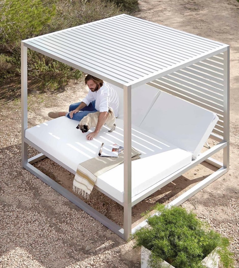 Уличная кровать для дачи