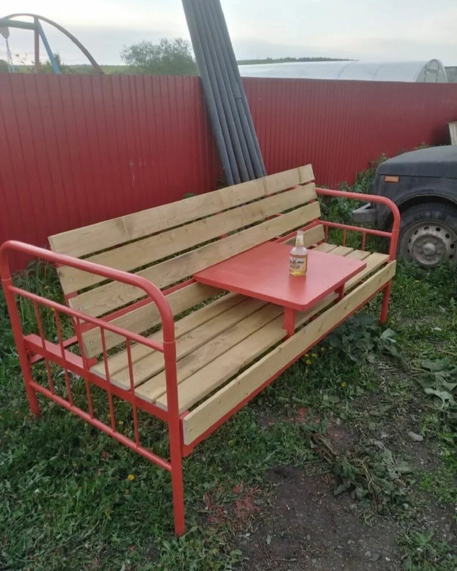 Скамейка из старой железной кровати