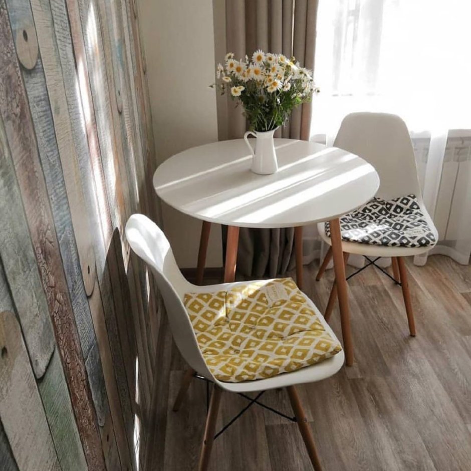 Круглый стол на маленькой кухне