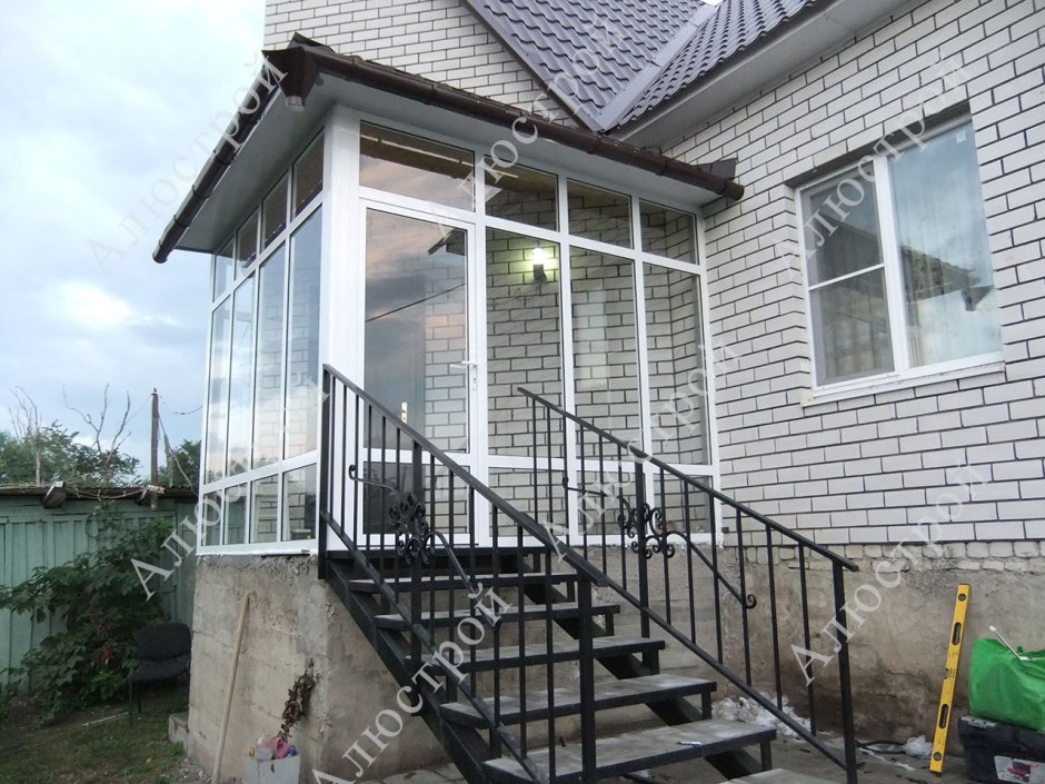 Стеклянное крыльцо частного дома