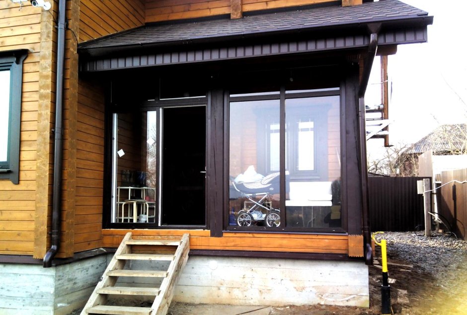 Остекленное крыльцо частного дома