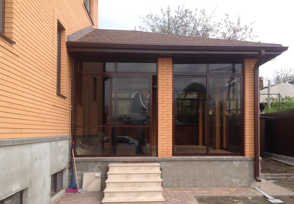 Веранда к кирпичному дому