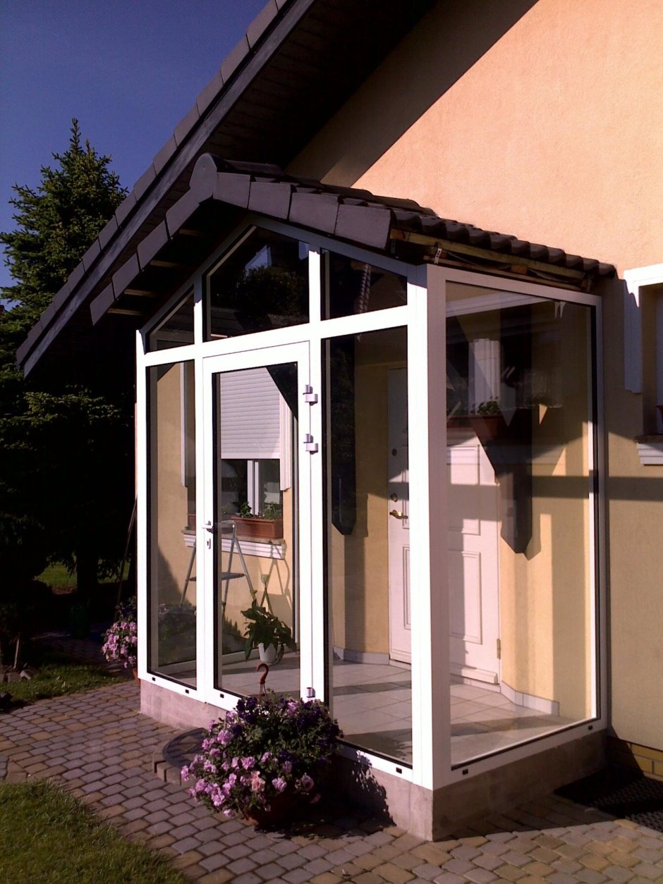 Остекленный тамбур в частном доме