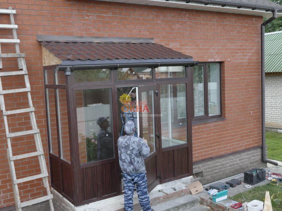 Остекленное крыльцо частного дома