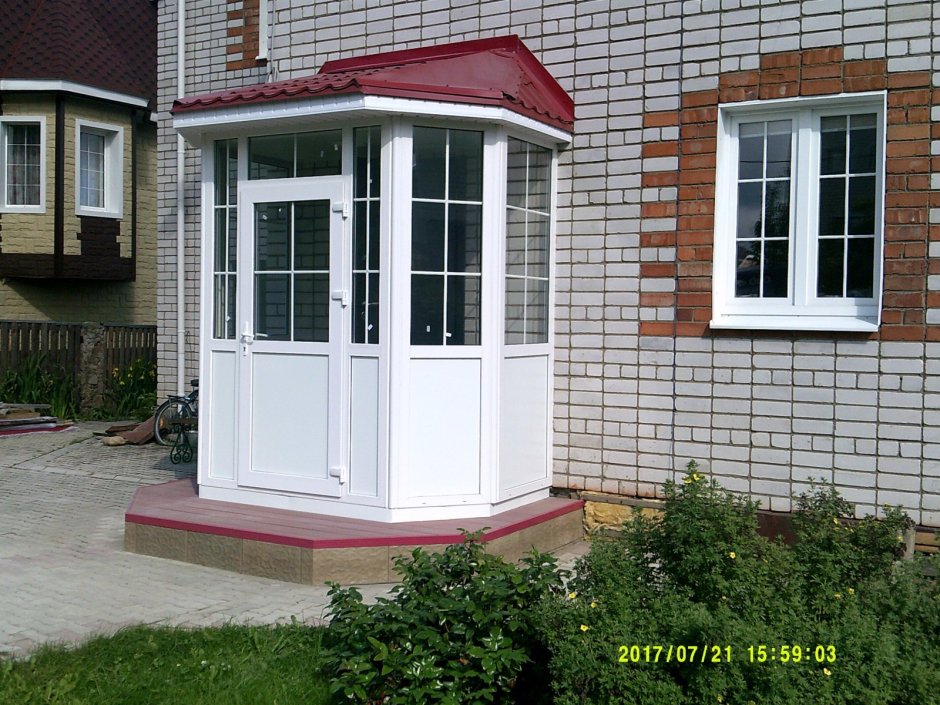 Тамбур из стеклопакетов в частном доме