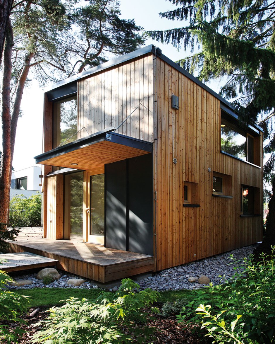 Двухэтажный домик из дерева