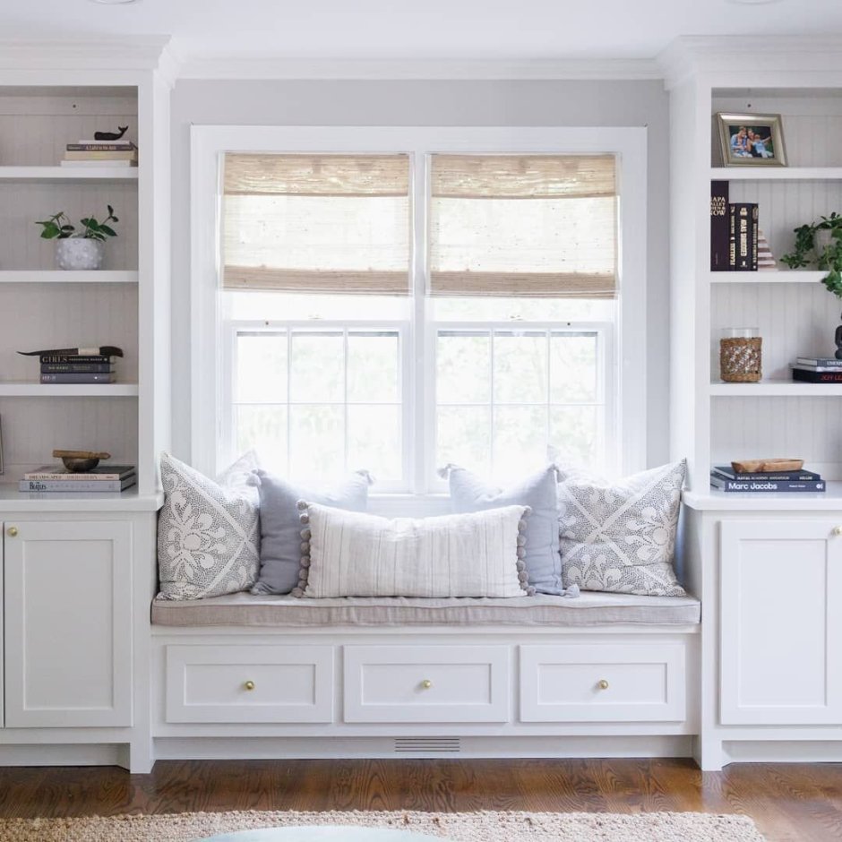 Подоконник диван в классической спальне