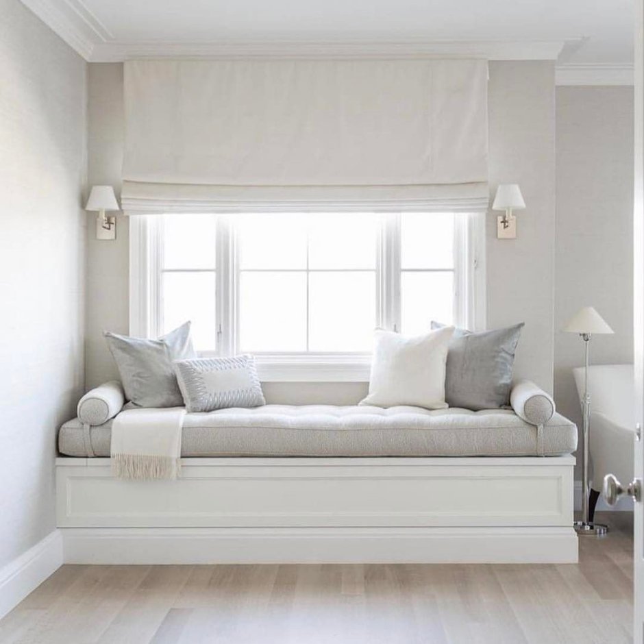 Интерьер кровать у окна