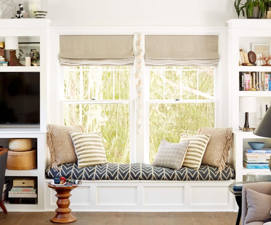 Подоконник диван в гостиной
