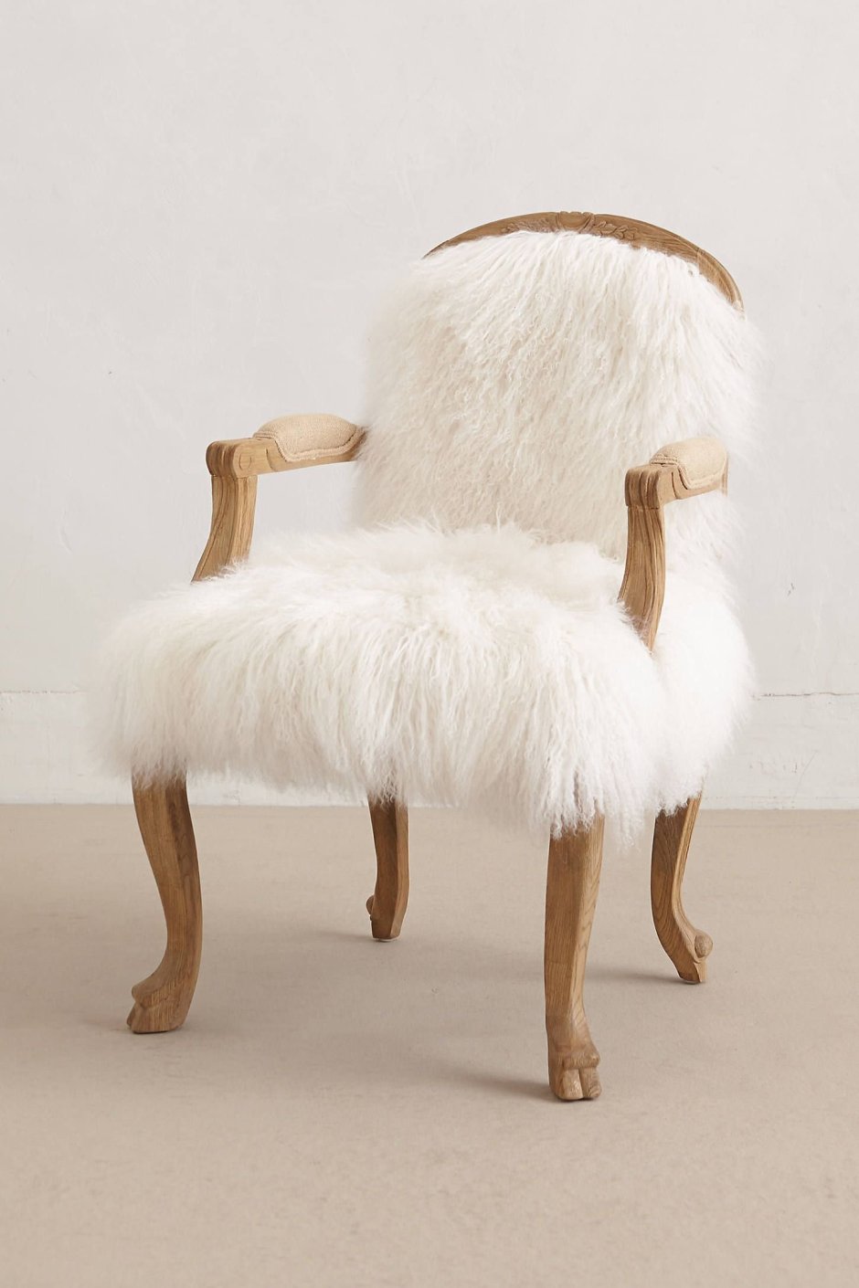 Стул с мехом в интерьере