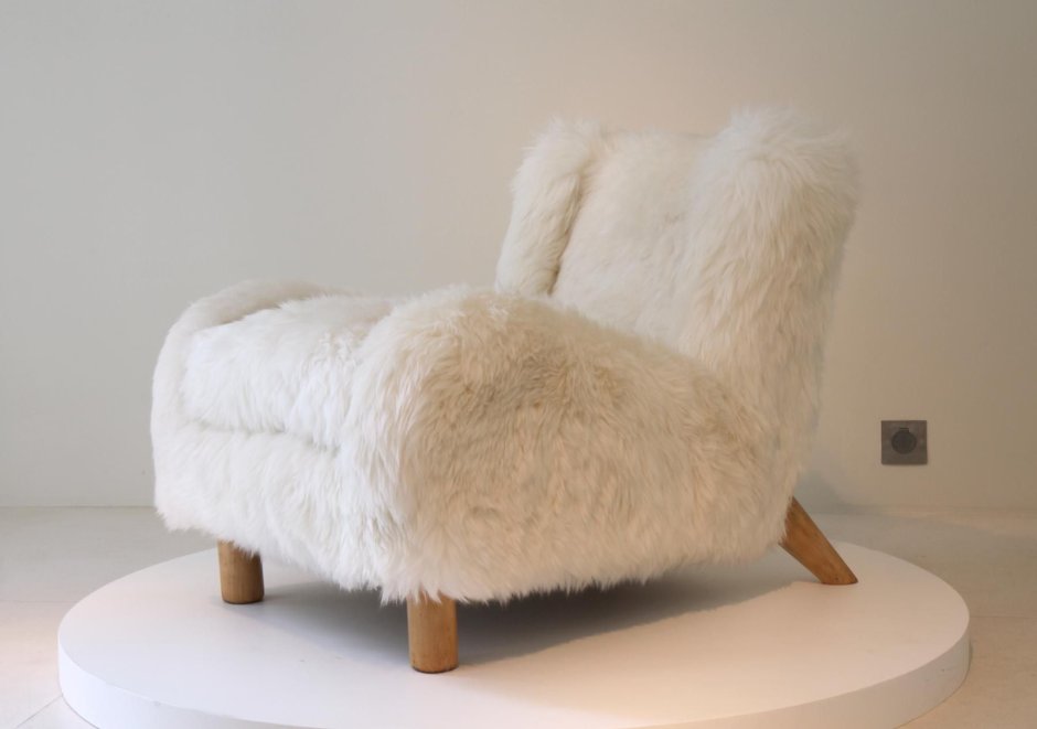 Овечья шкура на стуле