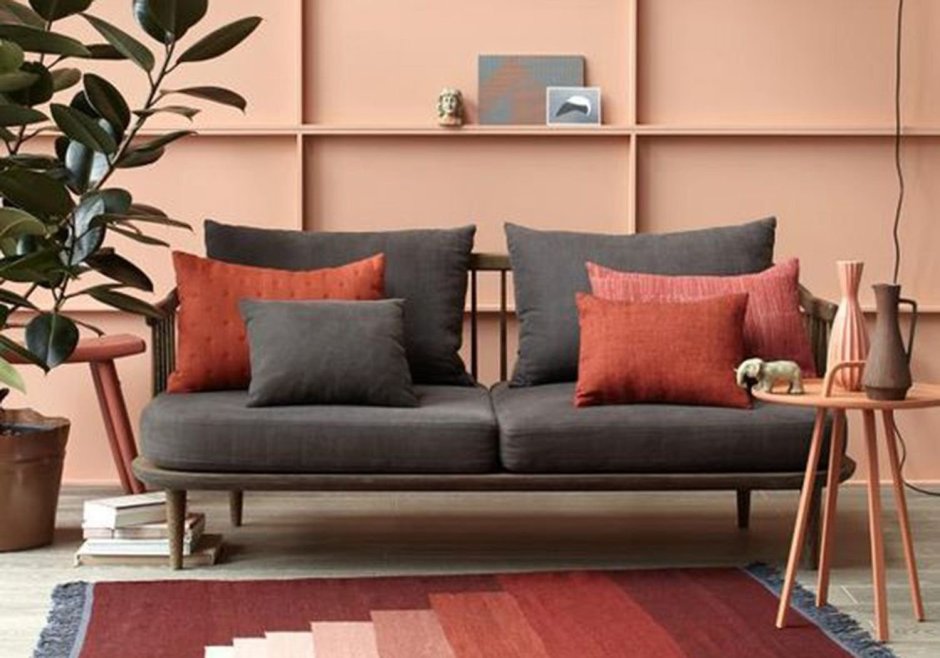 Диван кирпичного цвета в интерьере