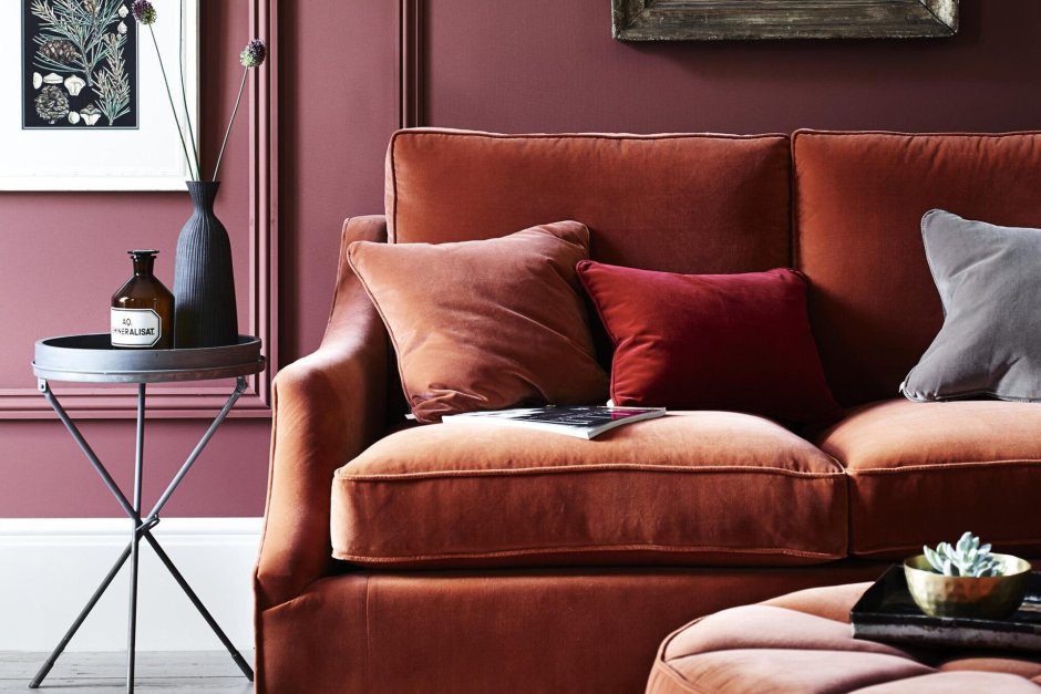 Терракотовый диван в интерьере