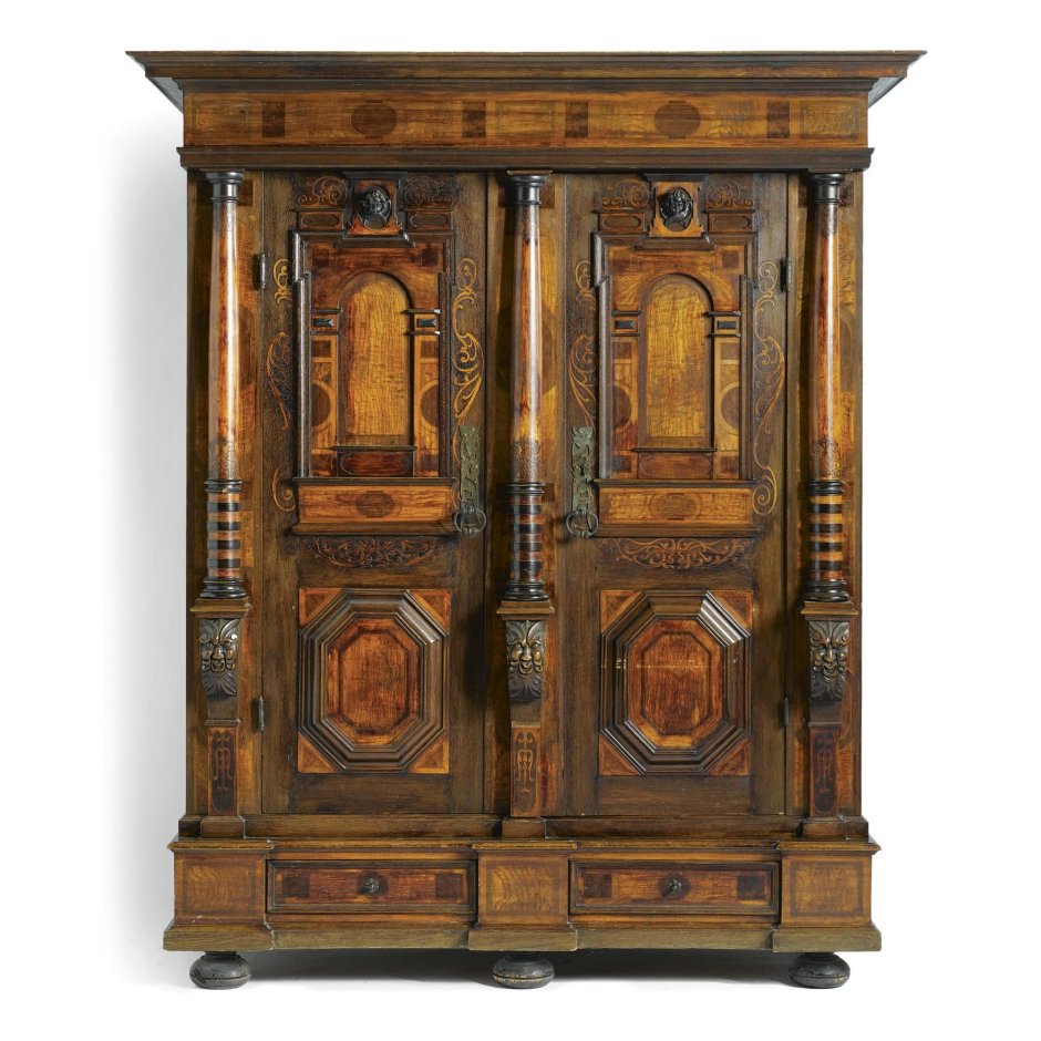 Старинный деревянный шкаф с зеркалом