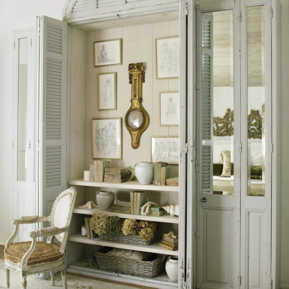 Книжные полки в старинном стиле