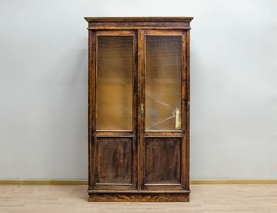 Старинный шкаф в современном интерьере