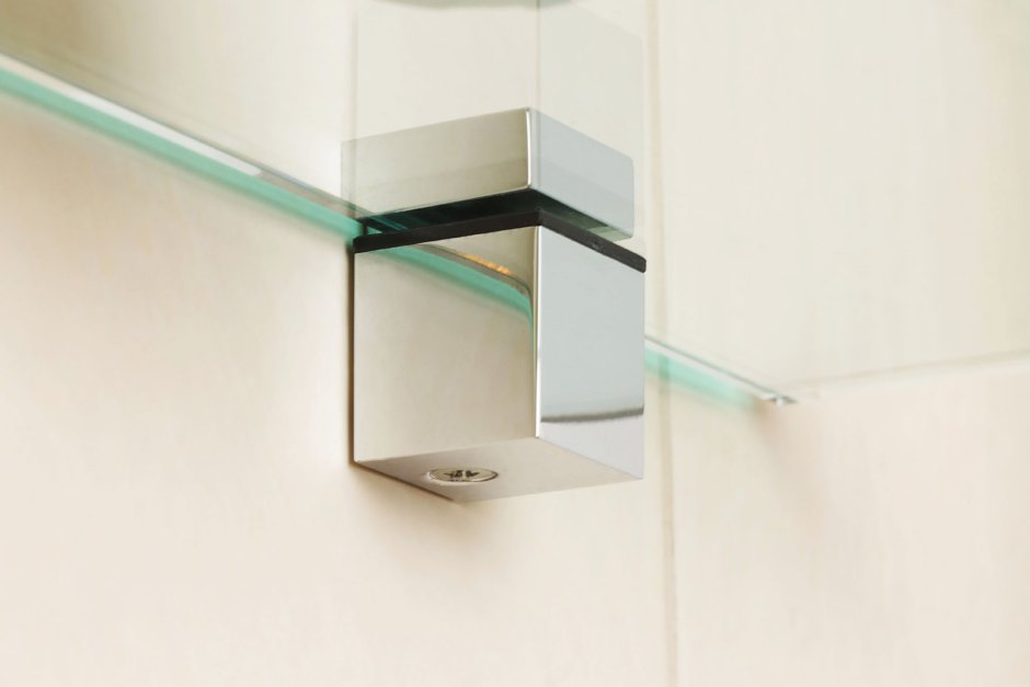 Стеклянные полки на белом фоне