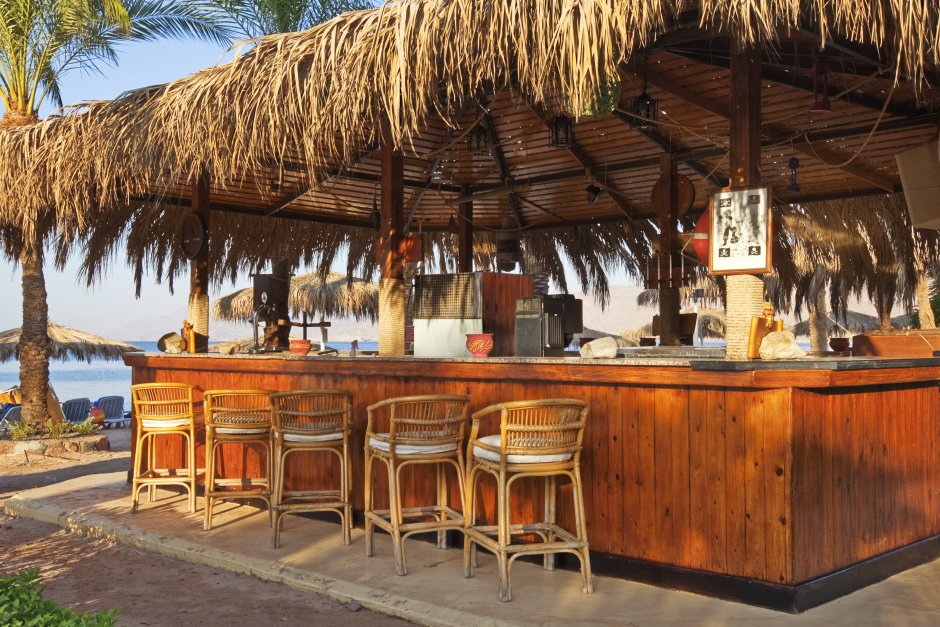 Бар на берегу моря