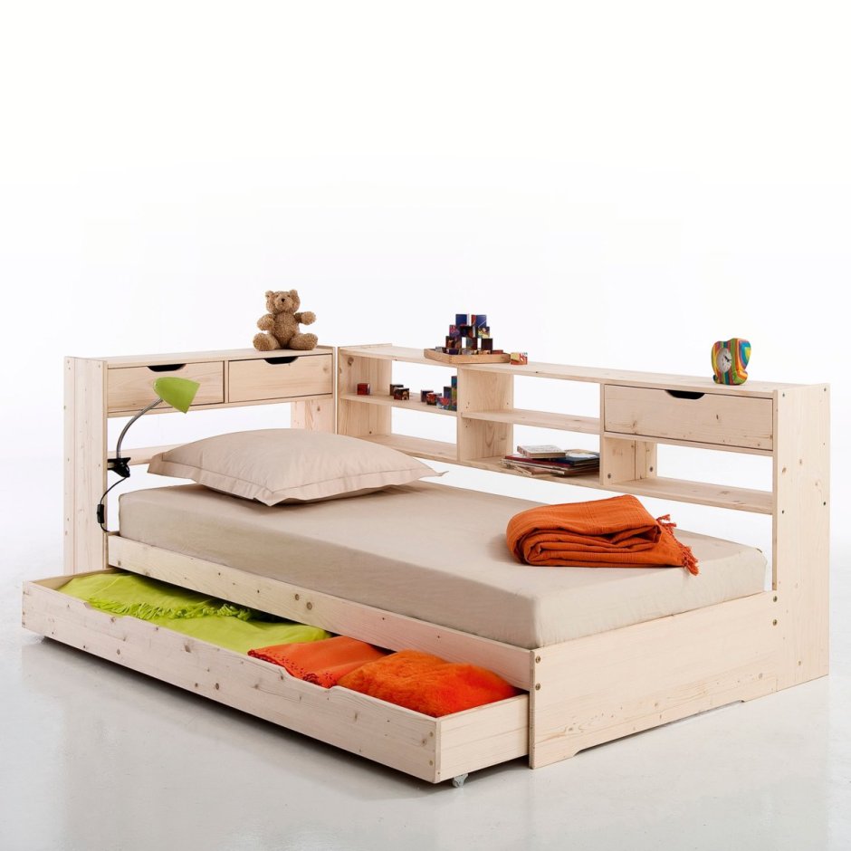 Полка над изголовьем кровати