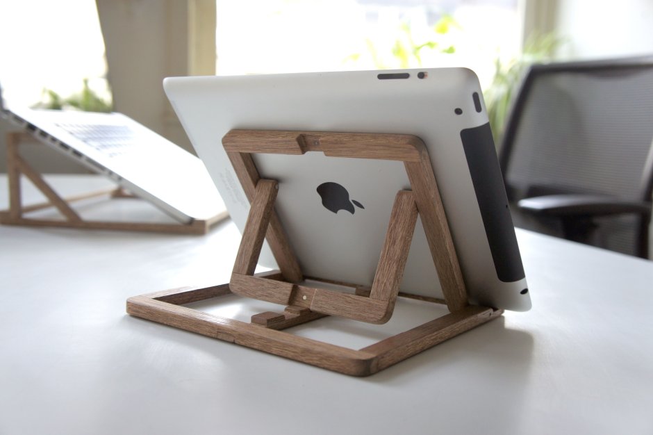 Деревянная подставка для телефона