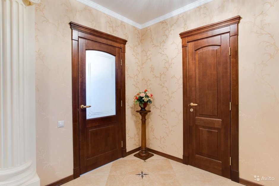 Двери орех и светлый пол