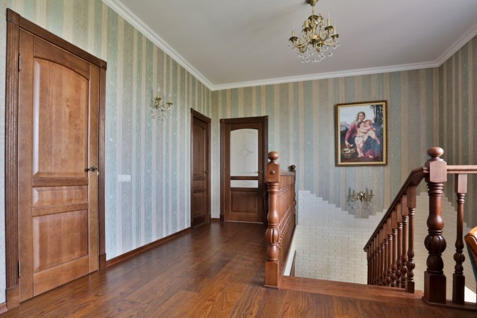 Двери в интерьере частного дома