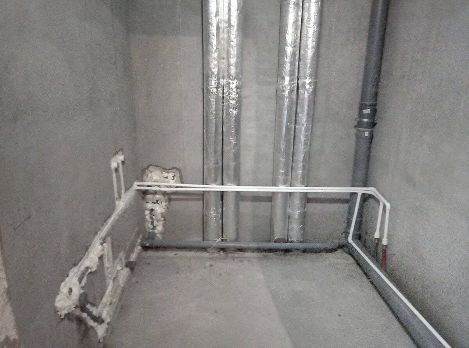 Маскировка канализационных труб в ванной