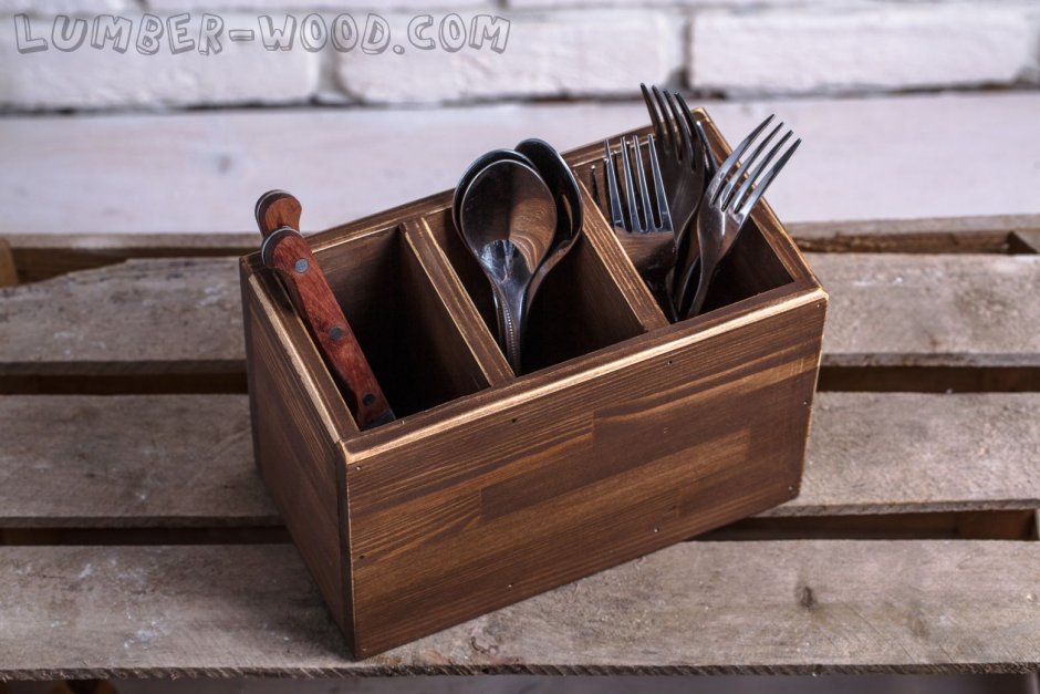 Деревянная подставка для приборов в кафе