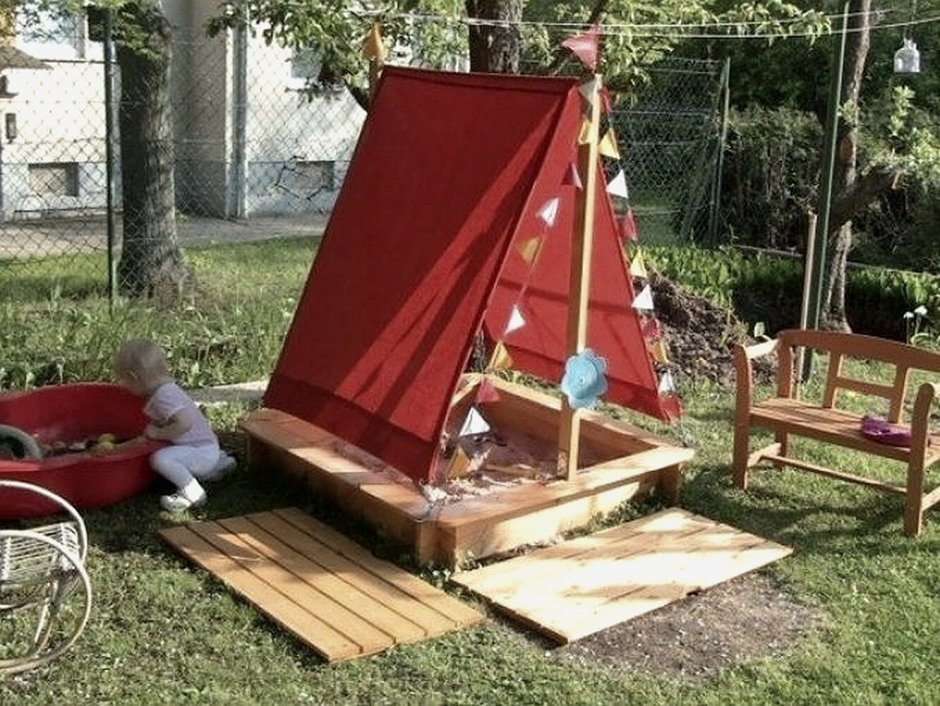 Песочница с детской площадкой на даче