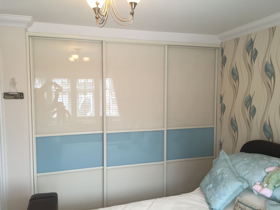 Потолочный плинтус над шкафом купе