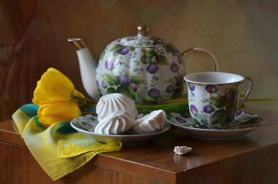 Натюрморт чайник и чашка